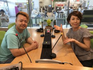 yuiのフリーアナウンサー藤井千代美がパーソナリティを務めるFMチャッピーくらっしぃ〜♪ゲストのチョッパーズ石田さんと