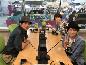 FMチャッピーゲストColor Sugar 柄須賀幸恵さんとベース雄太郎さん。パーソナリティーはyuiフリーアナウンサーの藤井千代美です。