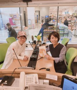 FMラジオゲスト、絵のアーティストHAMUさん。フリーアナウンサー藤井千代美、藤井奈央美インタビュー