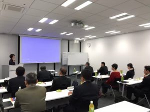 フリーアナウンサーyuiの藤井千代美と藤井奈央美による企業研修の様子。心を掴む、伝わる話し方とは？コミニュケーション力を上げてチーム力をアップ！売り上げにつながるコーチングコミニュケーション講座などオリジナル研修を実施