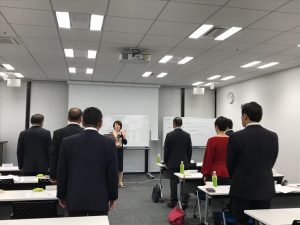 企業研修、スピーチレッスン、コミニュケーション研修の様子。コーチングコミニュケーションで会社のチーム力を上げ、売り上げを伸ばす！心を掴む話し方、伝わる話し方などのレッスン。フリーアナウンサーyuiの藤井千代美と藤井奈央美が講師