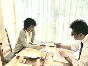 心を掴む・伝わる話し方、発声、台本チェックなどスピーチトレーニングのレッスンの様子。売り込まなくてもお願いされる声とスキル!話し癖のチェックや悩み別・目的別に完成オーダーメイドレッスンです。今回は講演会でのスピーチレッスン