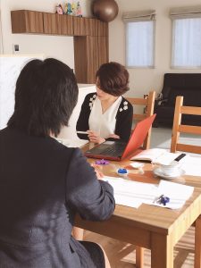 【想いを伝えるためにまずやるべき3STEP!】双子のフリーアナウンサーyuiの藤井千代美と藤井奈央美が完全オーダーメイド、マンツーマンレッスンで行なっている「伝わる話し方・演説台本作成・台本チェックのお仕事について。